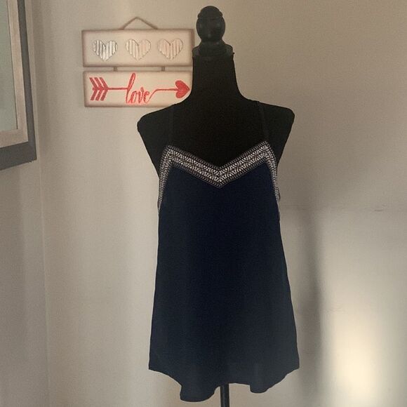 NWOT size M embroidered design t back - Picture 2 of 8